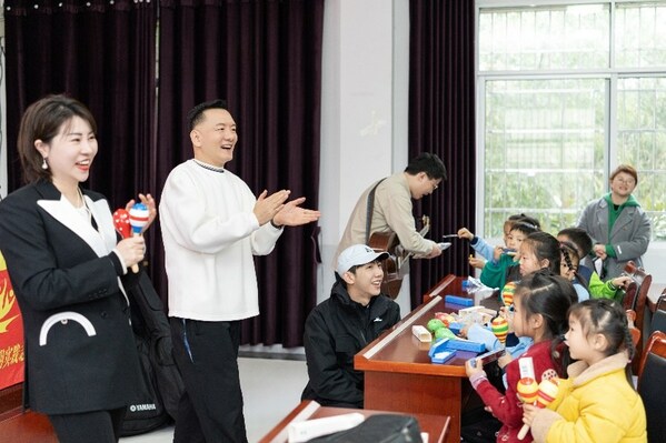 唐亚航女士（左一）与邓见超先生（左三）田定丰先生（左二）与孩子们现场欢乐互动